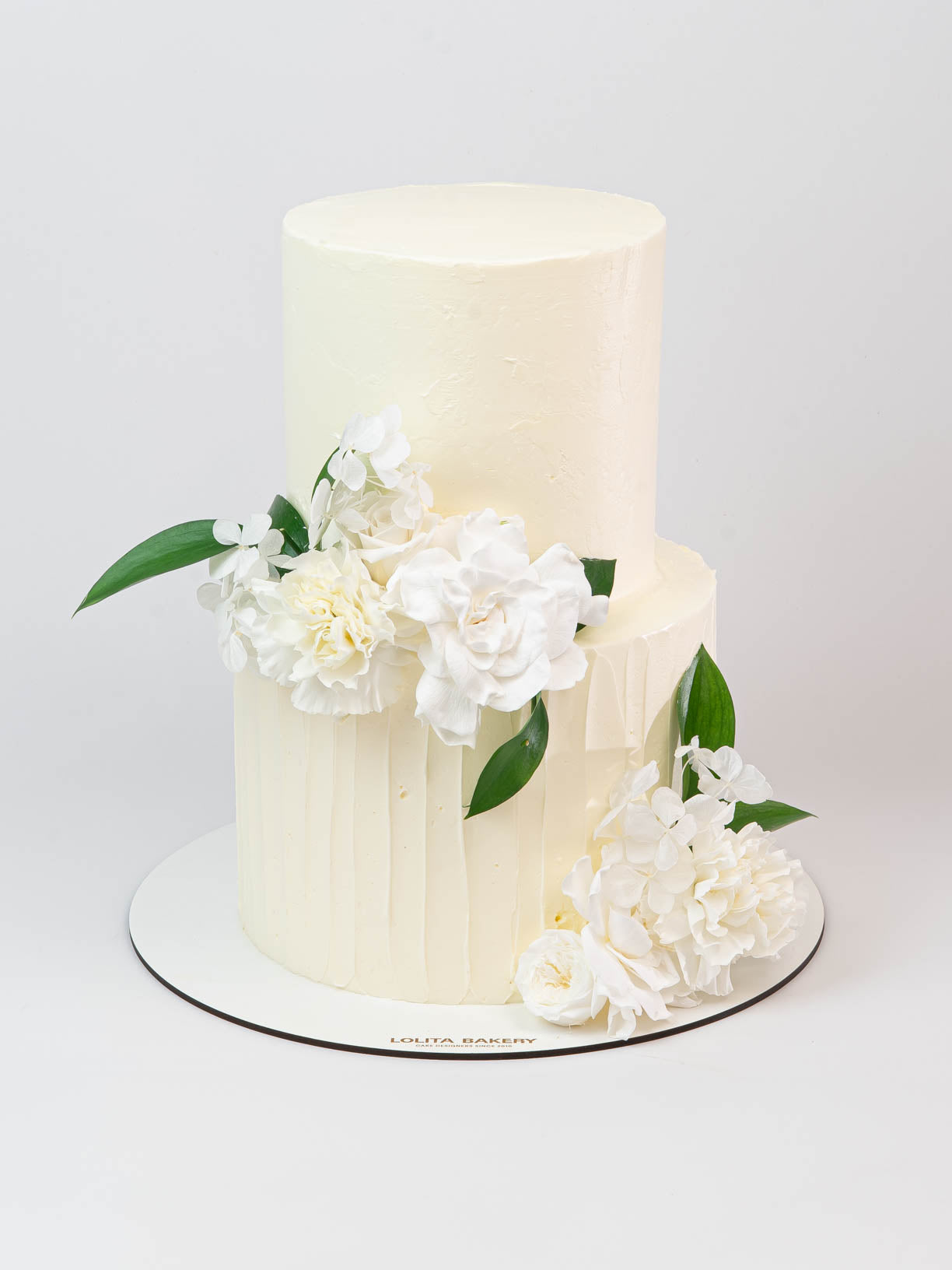 Tarta de boda clásica con rayas y flores naturales - Lolita Bakery
