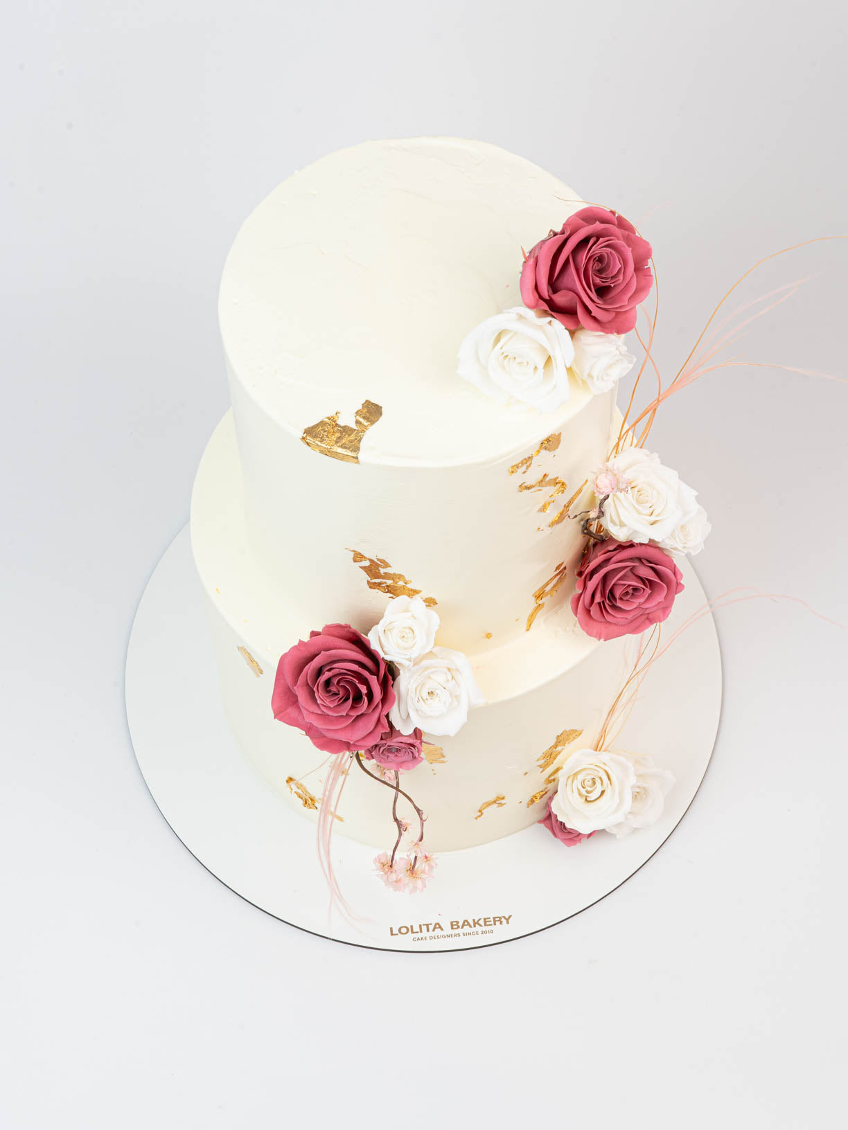 Wedding Cake with Gold Details and Roses