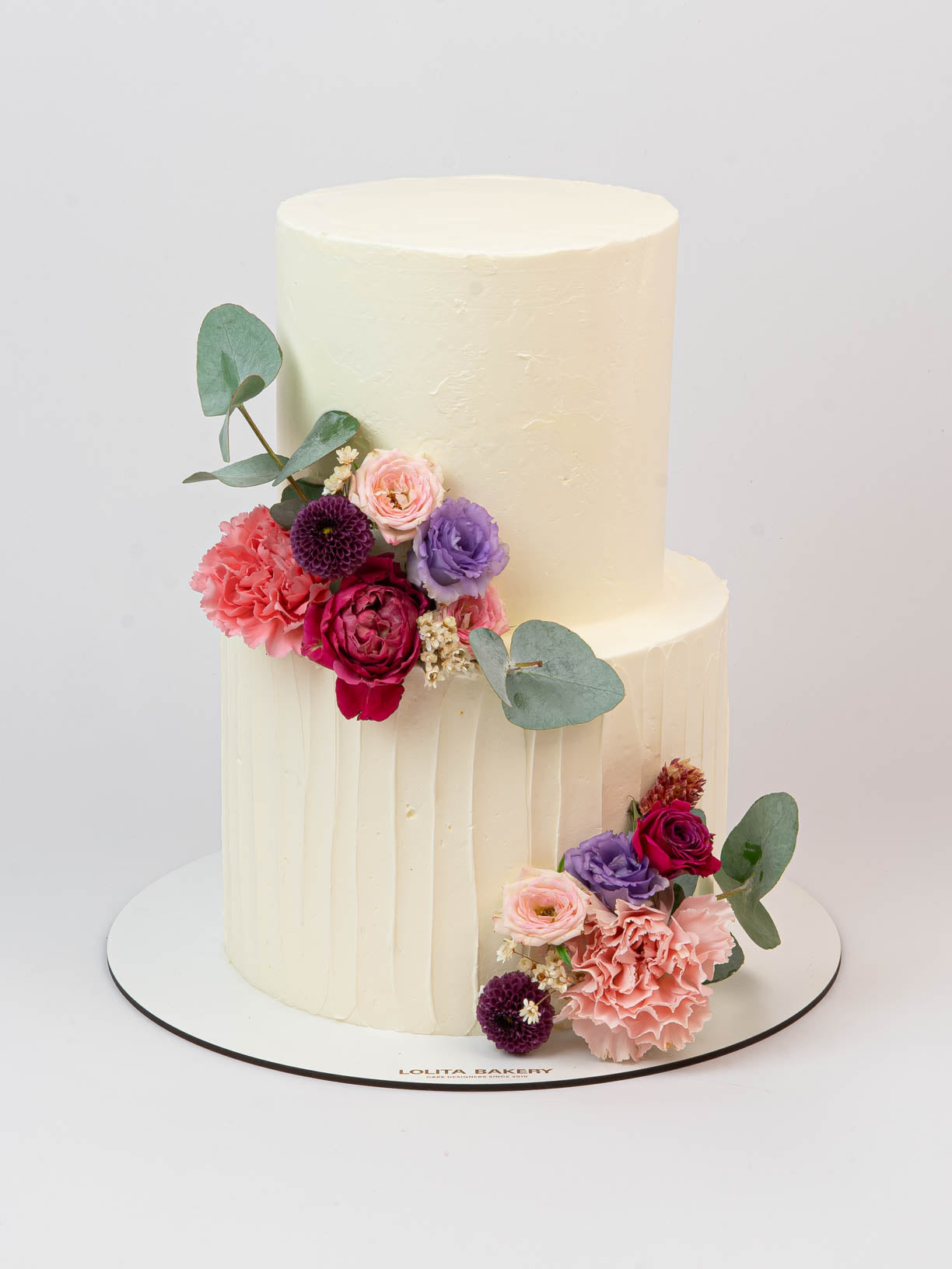 Tarta de boda clásica con rayas y flores naturales - Lolita Bakery