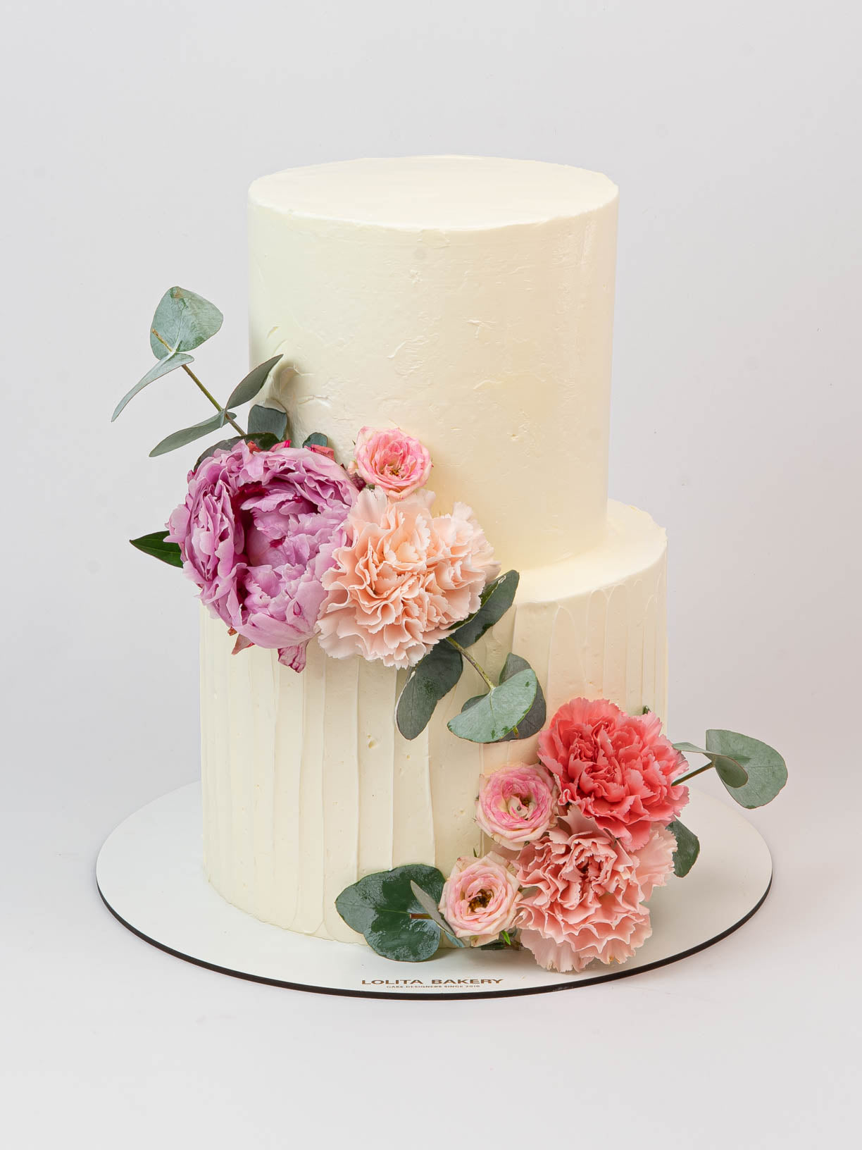 Tarta de boda clásica con rayas y flores naturales - Lolita Bakery