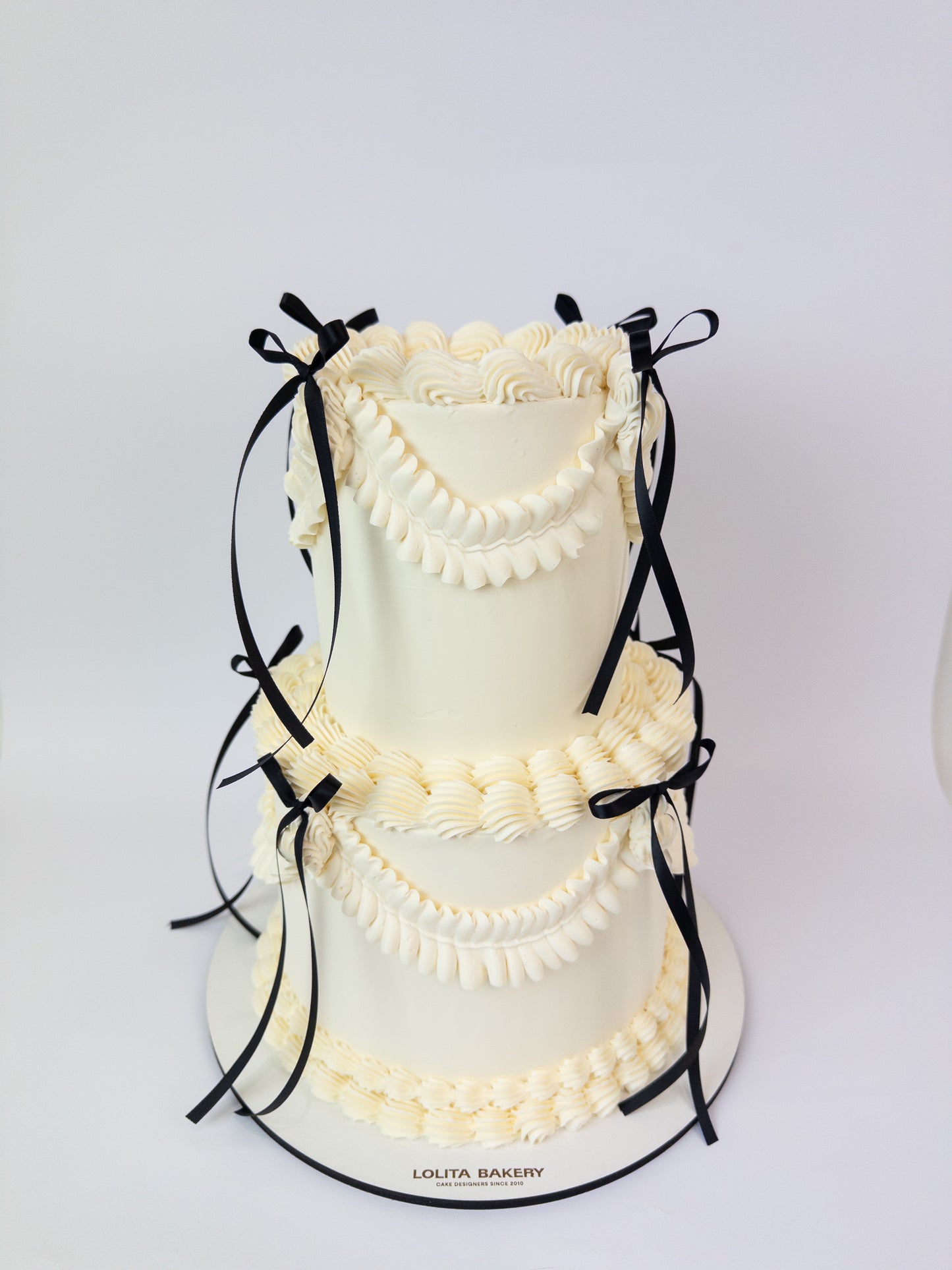 Tarta de boda vintage con lazos negros - Lolita Bakery