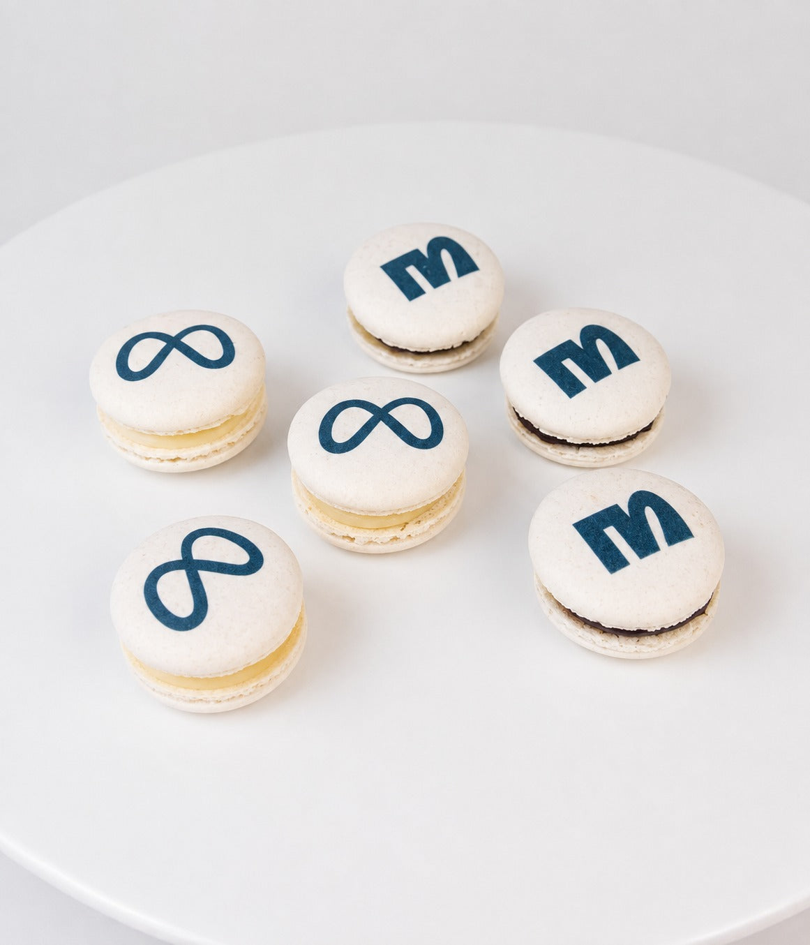 Macarons personalizados con logo o imagen corporativa - Lolita Bakery