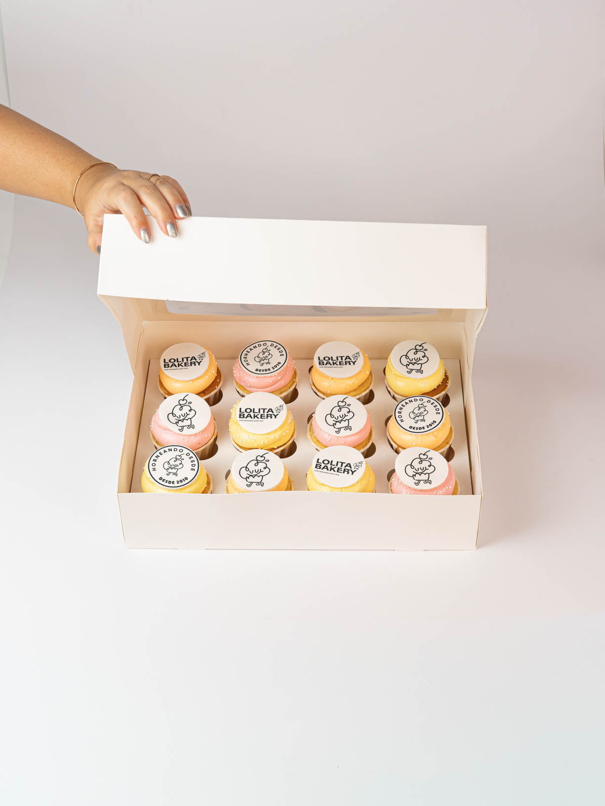 Caja de cupcakes corporativos personalizados con logo y color