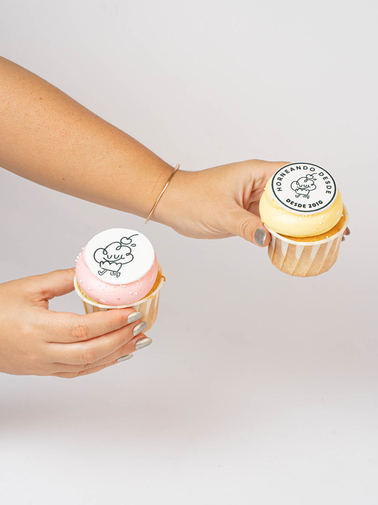 Caja de cupcakes corporativos personalizados con logo y color