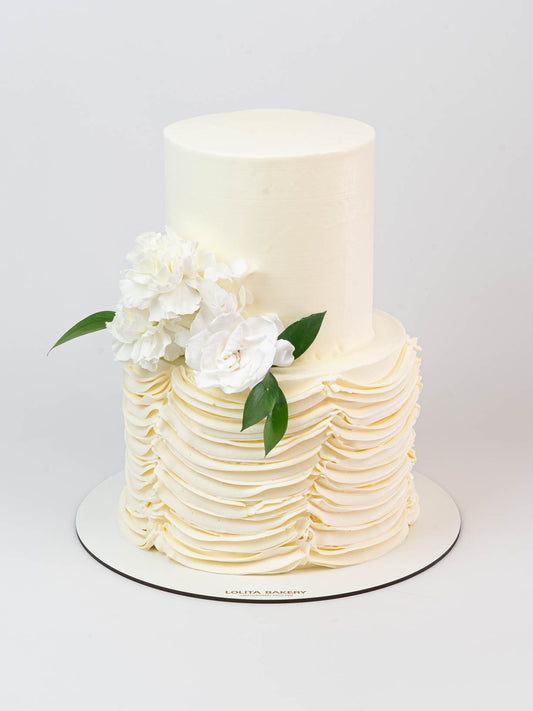 Tarta de Boda con volados y flores naturales