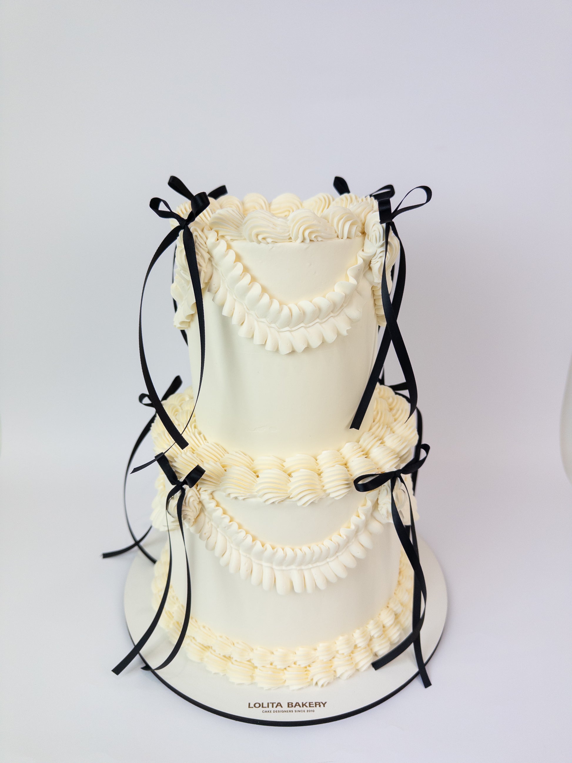 Tarta de boda vintage con lazos negros - Lolita Bakery